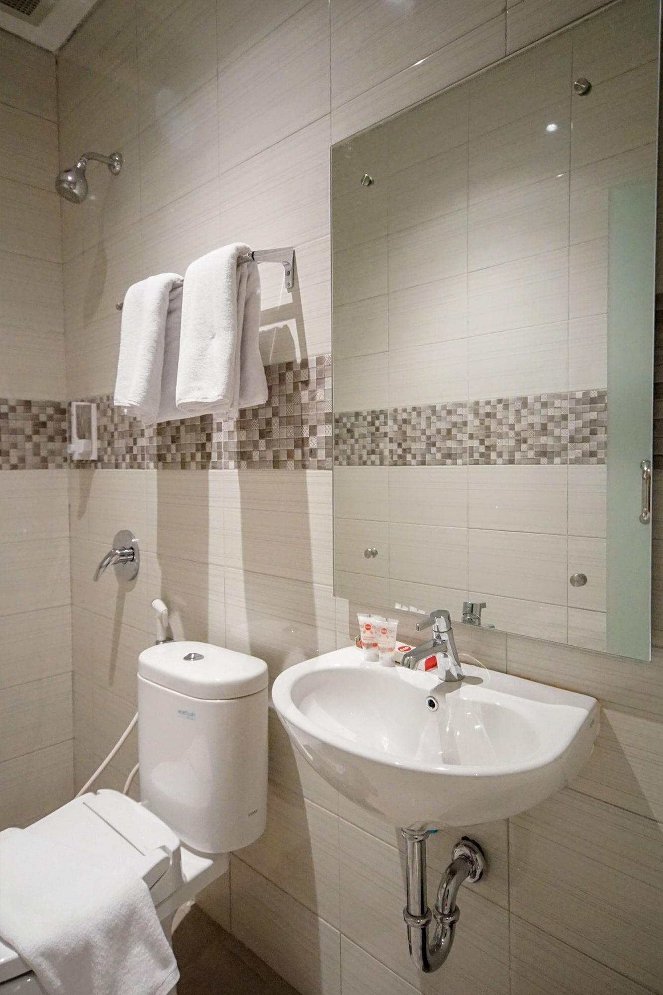 Oyo 344 Kr Hotel Palembang Exterior photo