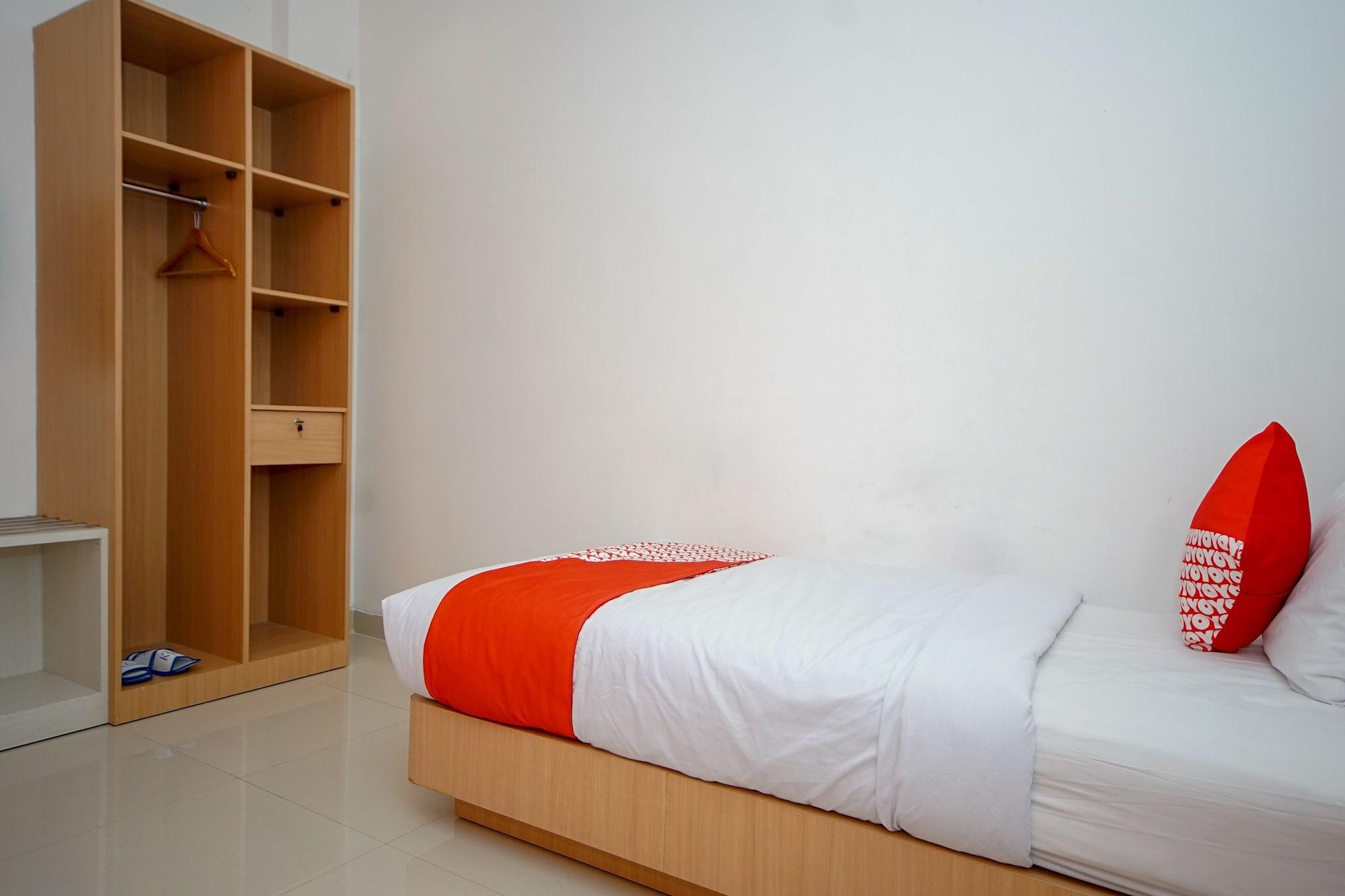 Oyo 344 Kr Hotel Palembang Exterior photo