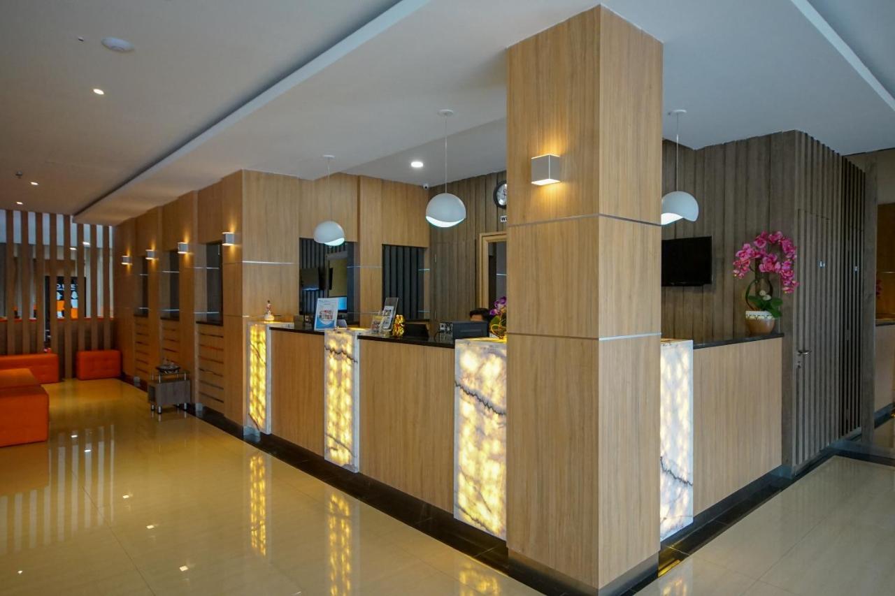 Oyo 344 Kr Hotel Palembang Exterior photo