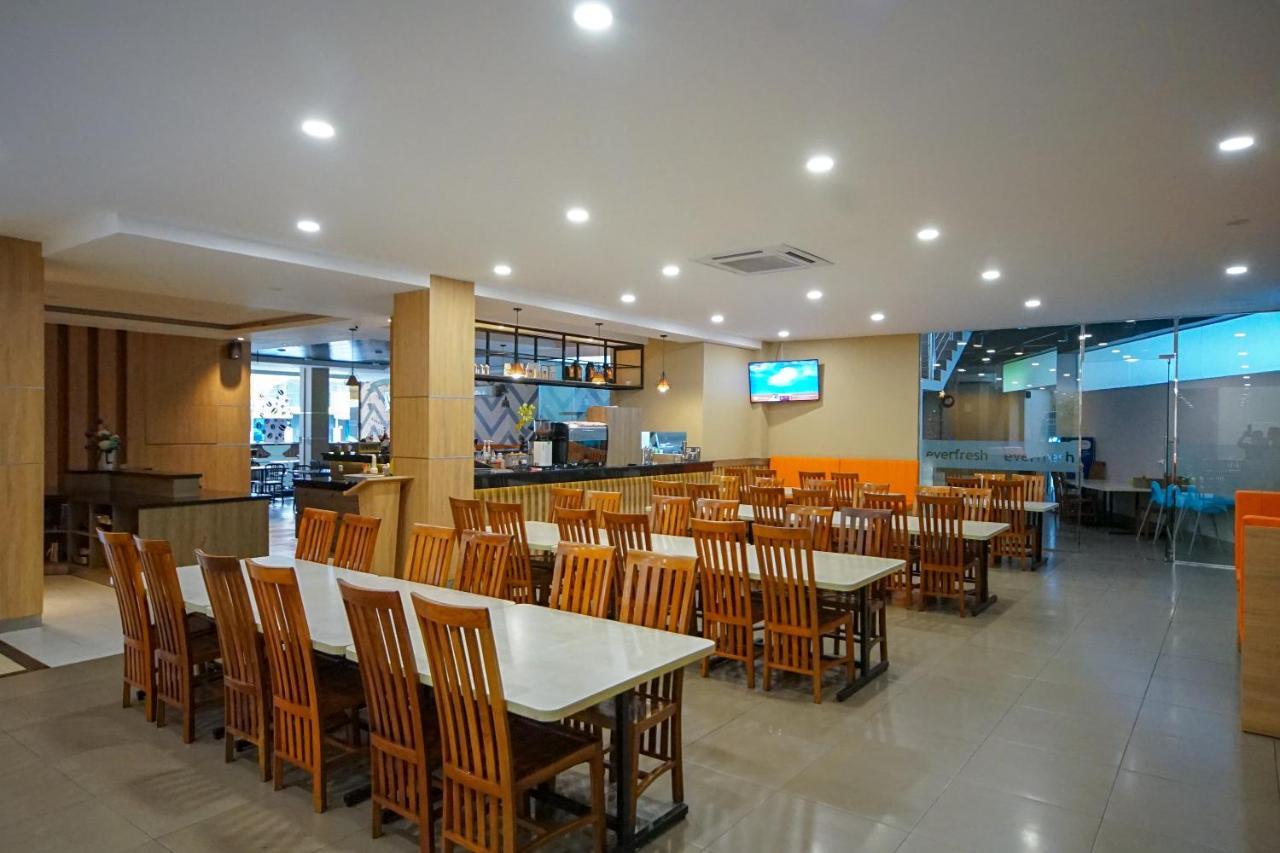 Oyo 344 Kr Hotel Palembang Exterior photo