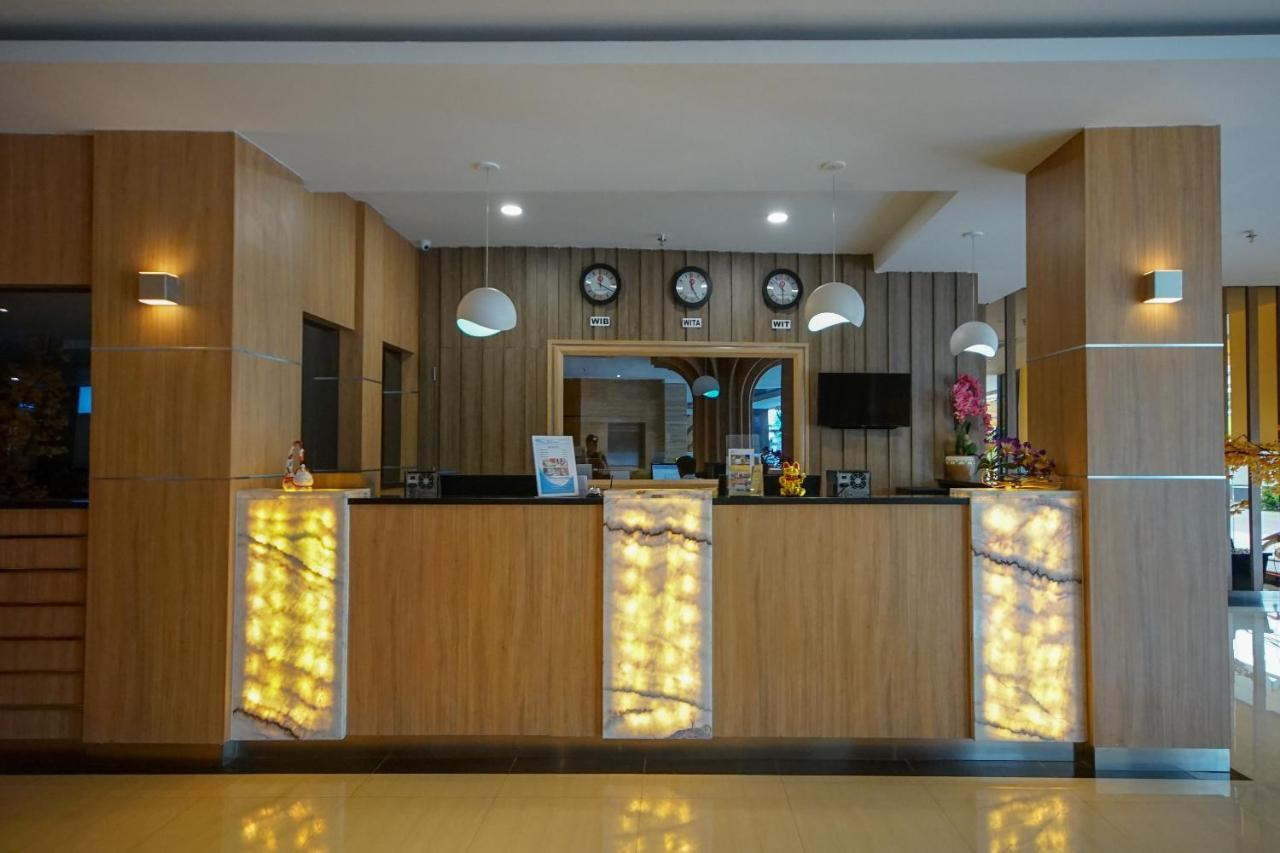 Oyo 344 Kr Hotel Palembang Exterior photo